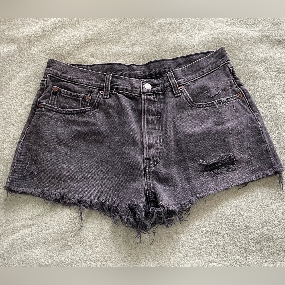 Levi’s Premium Distressed High Waisted Jean Shorts Sz 32